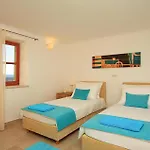 3 Bedroom Lovely Home In Baredine
