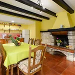 4 Bedroom Stunning Home In Jurani