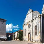 Nice Home In Rezanci With Wifi