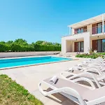 4 Bedroom Nice Home In Stokovci
