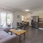 Stunning Home In Vrecari With Kitchen
