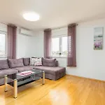 Lovely Apartment In Valbandon With Kitchen