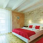 5 Bedroom Cozy Home In Vodnjan