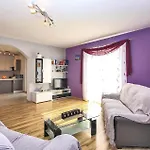 3 Bedroom Pet Friendly Home In Bibici