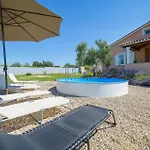 3 Bedroom Pet Friendly Home In Bibici