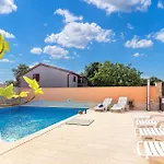3 Bedroom Cozy Home In Galizana
