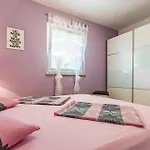 Cozy Apartment In Galizana With Wifi