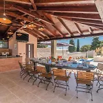 7 Bedroom Cozy Home In Valtura