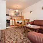 3 Bedroom Nice Apartment In Peroj