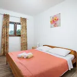 Cozy Home In Marcana With Kitchen