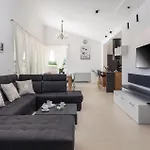 5 Bedroom Beautiful Home In Kujici