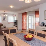 Beautiful Home In Valbandon With Wifi