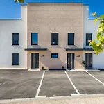 2 Bedroom Stunning Home In Peroj