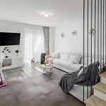 Stunning Home In Novigrad With Wifi
