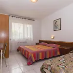 2 Bedroom Nice Apartment In Pula