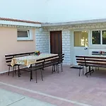 2 Bedroom Nice Apartment In Pula