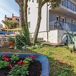 Cozy Apartment In Banjole With Kitchen