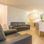 Cozy Home In Bratulici With Kitchen