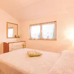 3 Bedroom Lovely Apartment In Vodnjan