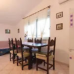 3 Bedroom Lovely Apartment In Vodnjan