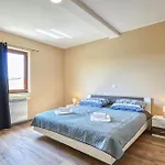 5 Bedroom Nice Home In Galizana
