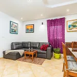 4 Bedroom Stunning Home In Pomer