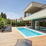 Villa One Way