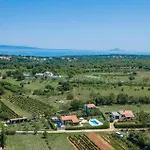 Casa Luka Vareski