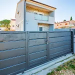 1 Bedroom Gorgeous Apartment In Valbandon