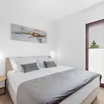 4 Bedroom Amazing Home In Kadumi