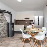 1 Bedroom Gorgeous Apartment In Valbandon