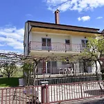 Einfache Und Geraeumige Wohnung Umag