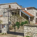 Cozy Apartment In Vrsar With Kitchen
