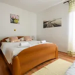 2 Bedroom Cozy Home In Krnica