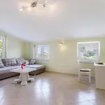 3 Bedroom Gorgeous Apartment In Muntic