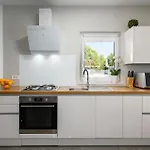 4 Bedroom Lovely Home In Zuzici