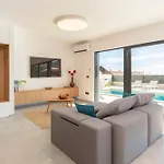 Chandra Villa, New - 10M Heated Pool