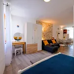 Old Town Modern And Sunny Studio Apartment