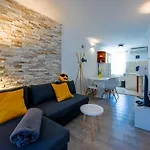 Old Town Modern And Sunny Studio Apartment