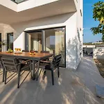 Villa Ajlin Mit Privatem Beheizbarem Pool