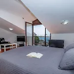 Beachfront Escape In Rovinj