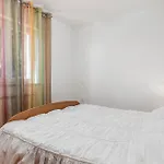 Pet Friendly Apartment In Icici With Wifi