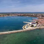 2 Bedroom Stunning Home In Kastel