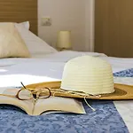 Atemberaubendes Altstadtapartment Mit Privater Terasse, Aussendusche - Nur 500 Meter Zum Strand