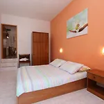 Charmantes Apartment Nur 10 Gehminuten Zum Strand Mit Privater Terrasse, Klima, Wifi