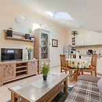 Modernes Apartment Mit Traumhafter Aussicht, Pool, Privatparkplatz, Wifi