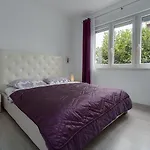 Modernes Apartment Nur 300 Meter Zum Strand Mit Terrasse, Privatparkplatz, Wifi