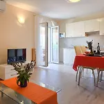 Bezauberndes Apartment Mit Grossem Pool, Privatem Balkon, Bbq, Nur 800 Meter Zum Strand