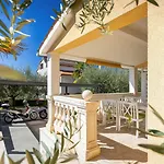 Malerisches Apartment Mit Mediterranem Garten, Babybett, Waschmaschine, Terrasse - Hundefreundlich