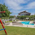 Gorgeous Apartment In Micetici With Wifi